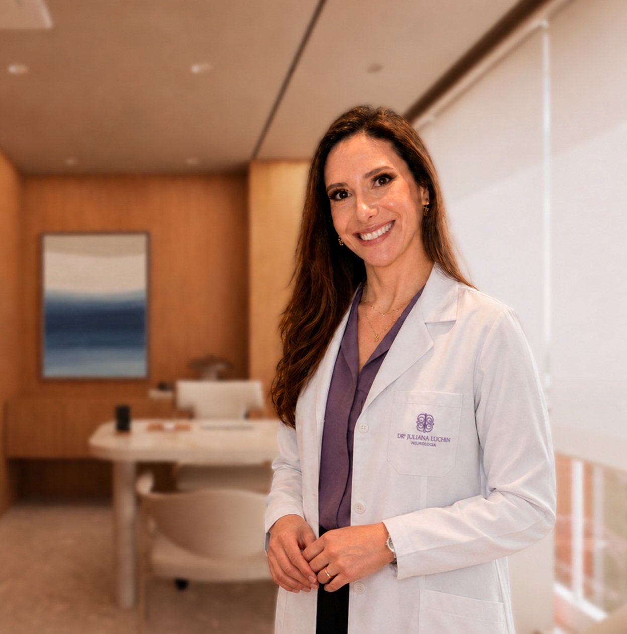 Dra. Juliana Luchin sorrindo em seu consultório